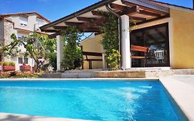 Rustic House With Private Swimming Pool